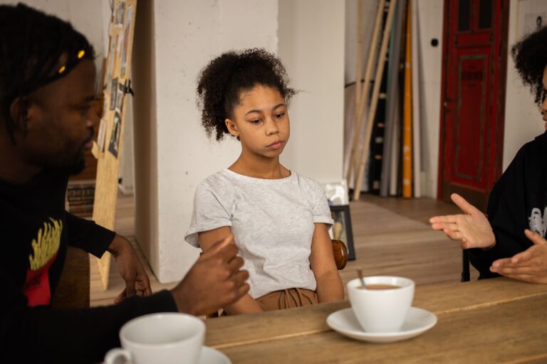 Grandir dans une famille où l’on ne parlait pas des émotions : quelles traces à l’âge adulte ?